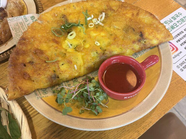 Banh Xeo Is a Vietnamese Crepe. In Seoul It Comes With Kitchen Scissors.