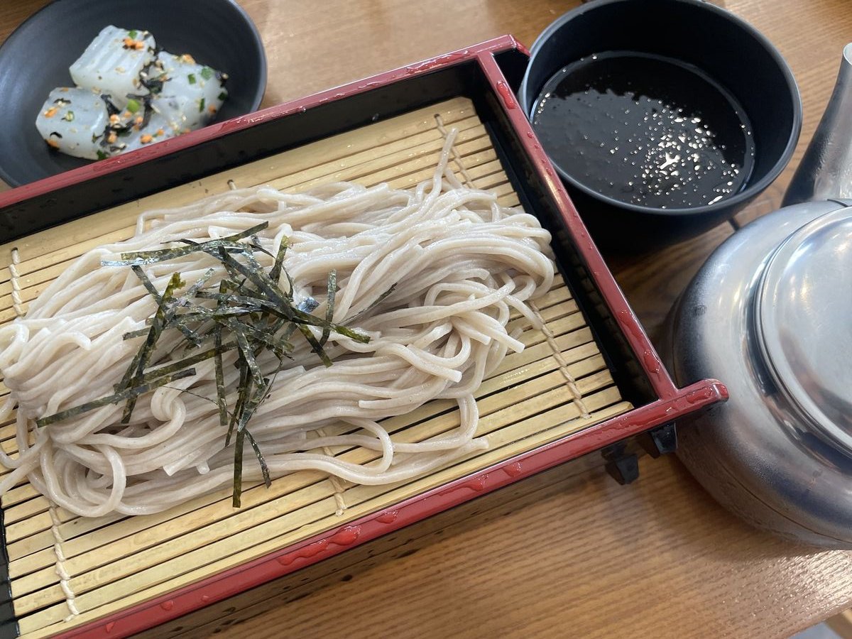 Pan-momil as it arrives: noodles, a bowl of broth, and the kettle